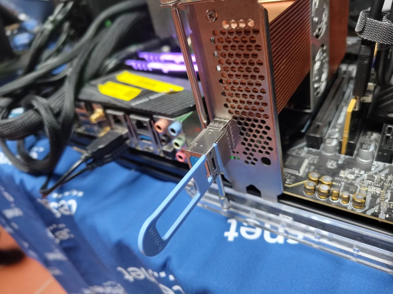400Gb síťová akcelerační karta od CESNET a Reflex CES