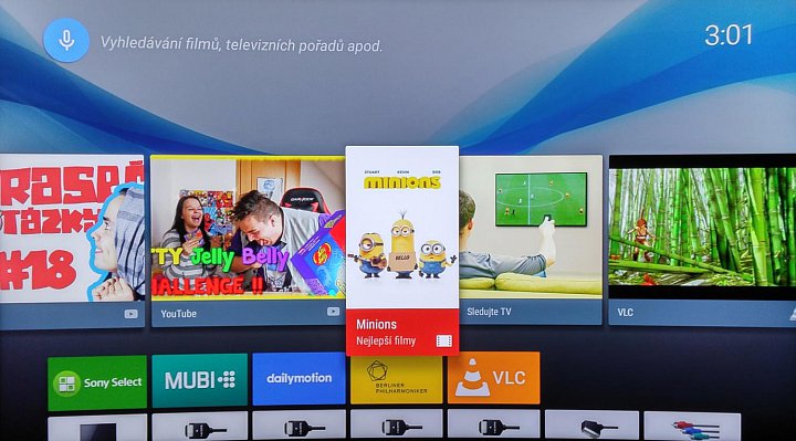 Nabídka nejen chytrých funkcí, ale například i vstupu a výstupů a také nastavení televizoru, je na tlačítku Home. Je dělána v jednotlivých pásech umístěných na sebou. Nikde se bohužel nedá kolovat...