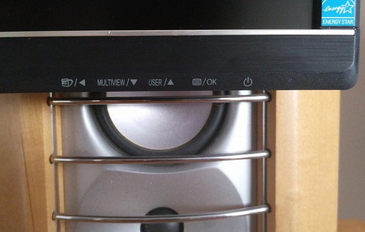 Do nastavení se dostanete sdruženým tlačítkem Menu/OK. Tlačítko zcela vlevo pak vyvolá přednastavené obrazové režimy, Multiview buď režim obraz v obraze nebo dva obrazy vedle sebe.