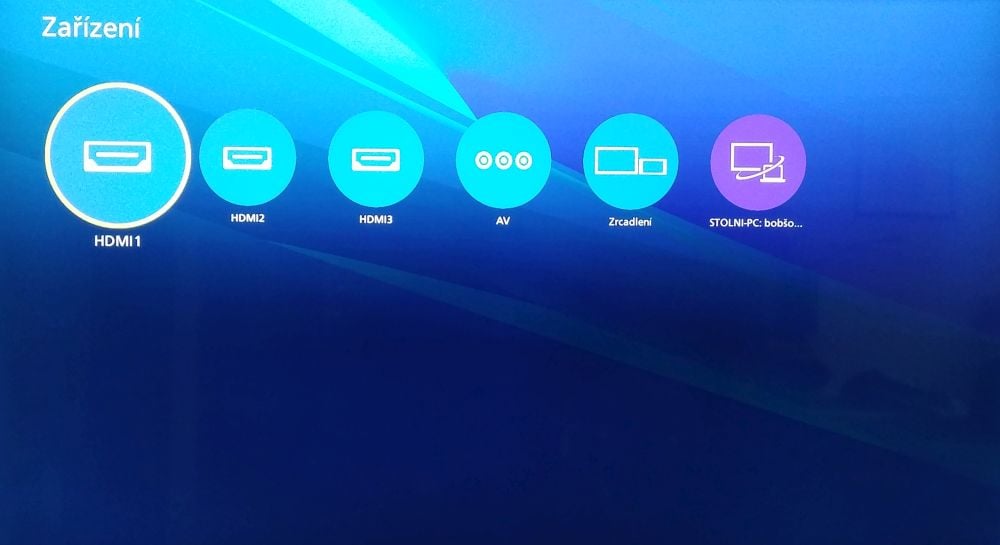 Z domácí obrazovky (Home) se dostanete i do seznamu zařízení. Pokud je zasunutá USB flash paměť najdete ji právě zde. K dispozici je však také zrcadlení obrazovky mobilu a vstup na disky počítače s Windows 10 napojeného na stejnou síť..