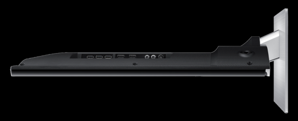 Rozhraní najdete vzadu na pravé straně a pod nimi (zcela dole) je jediný joystickový ovladač, který funguje i pro zapnutí televizoru (elektronické tlačítko).