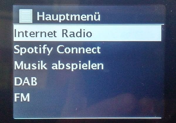 S instalací má Technisat stále problémy. Místo aby se slušně a spořádaně na jejím počátku zeptal na jazyk, natvrdo nabídne němčinu. Výsledkem je pak takovéto hlavní menu z něhož je třeba manuálně změnit jazyk.