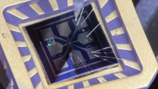 4×4 mm čip od Archeru. Pravděpodobně obsahující jeden qubit