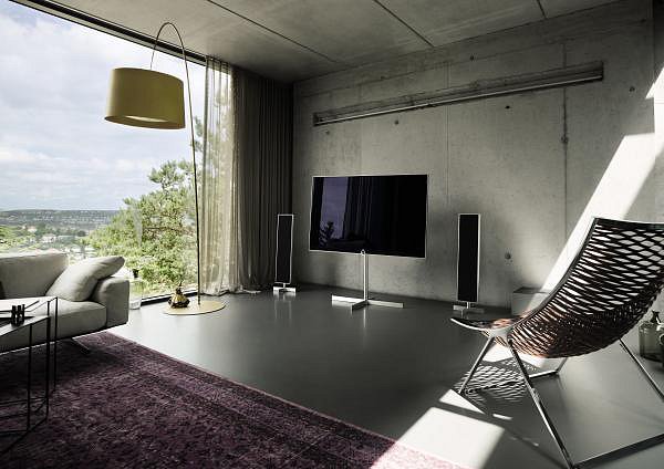 Loewe Reference 55 patří, stejně jako ostatní přístroje značky, do moderního interiéru. Výrobce se s tím rozhodně netají.