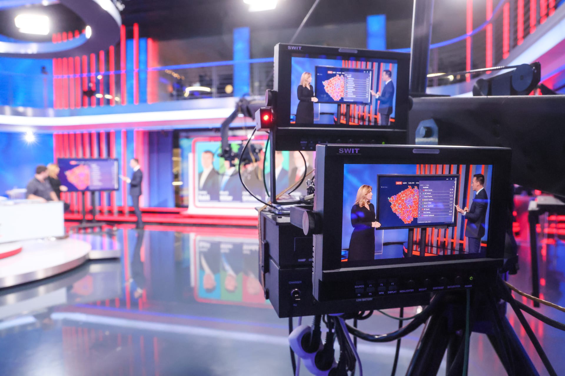 Terezie Tománková a Petr Suchoň při zkoušce na volební vysílání