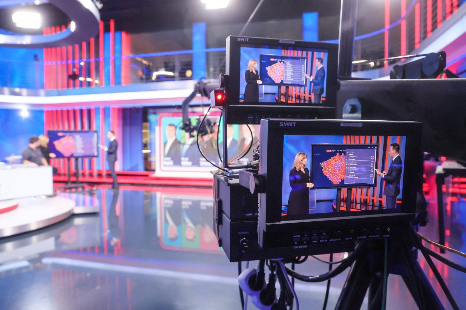 Terezie Tománková a Petr Suchoň při zkoušce na volební vysílání