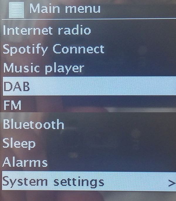 Na snímku vidíte funkce, které jsou k dispozici v hlavní nabídce. Při přepínání tlačítkem Mode na dálkovém ovladači (viz níže) chytře chybí poslední tři volby, které potřebujete méně často. I tohle je vymyšleno výborně!