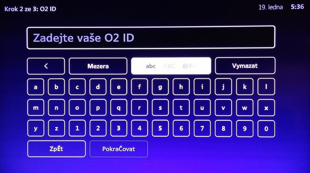 Instalace je pohodová a snadná i když nikoli tak blesková, jak tvrdí marketing O2. Pohodovostí však daleko překračuje drtivou většinu obdobných zařízení i když klávesnice pro zadání Wi-Fi hesla nepatří k nejlepším. Tato je jiná a slouží k připojení nainstalovaného boxu do sítě O2 TV.