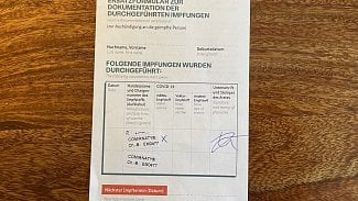Certifikát o očkování proti koronaviru, který přišel poštou z Německa.
