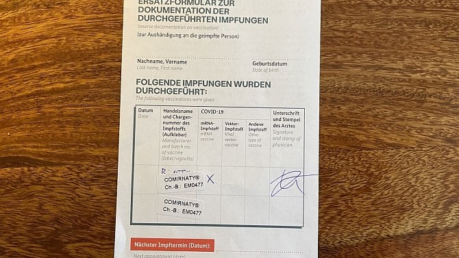 Certifikát o očkování proti koronaviru, který přišel poštou z Německa.