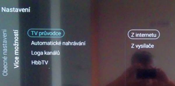 Standardně je po instalaci nastaven zdroj dat pro EPG na internet (databáze Gracenote) i když nápověda říká, že by jím měl být TV vysílač (nebyl ani u jednoho ze tří testovaných strojů). Jak vidíte, obrazovka se dosti leskne…