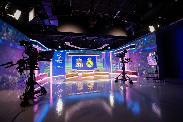 Výstavbu nového studia pro sportovní stanice schválili jednatelé Novy v září 2021. Tedy jen pár týdnů poté, co získala vysílací práva na Ligu mistrů UEFA, italskou Serii A, španělskou LaLigu a německou Bundesligu.