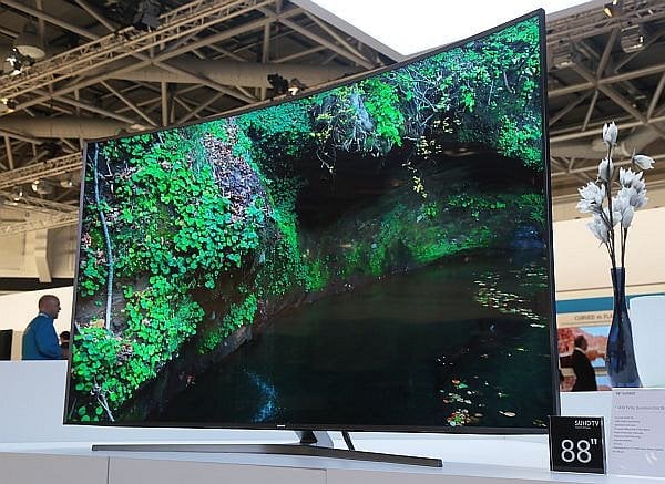 Samsung KS9800 z řady SUHD má úhlopříčku 88 palců, tedy 224 cm, a podporuje jak technologii HDR, tak technologii Quantum Dot. Pseudoprostorový obraz už ale nikoli.