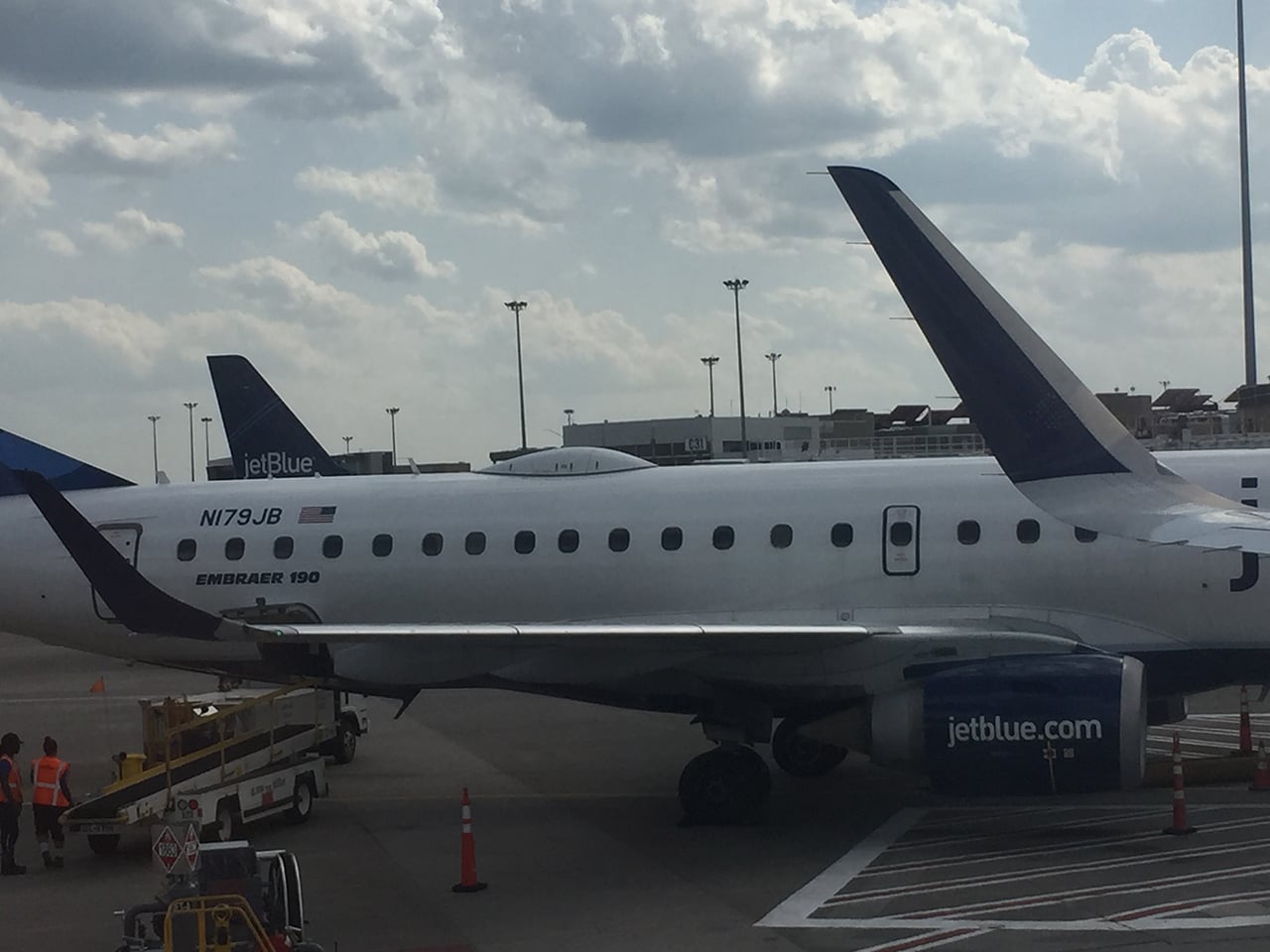 Vypoulená anténa na vrchu letadla pro příjem satelitního internetu