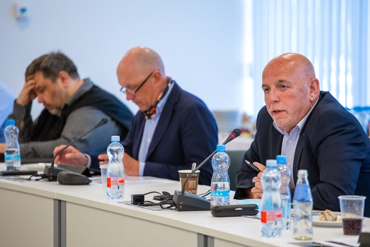 Zleva moderátor Lubomír Veselý, bankéř Pavel Kysilka a publicista Zdeněk Šarapatka.