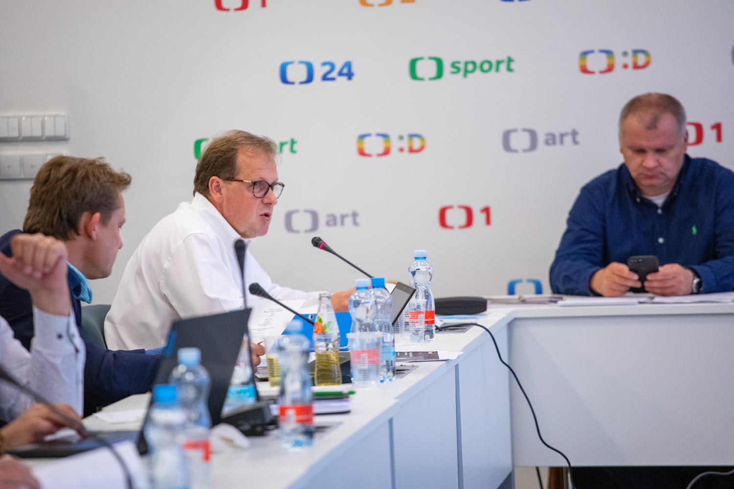 Generální ředitel ČT Petr Dvořák (v bílé košili) na začátku jednání prezentoval přehled aktivit České televize v poslední době.