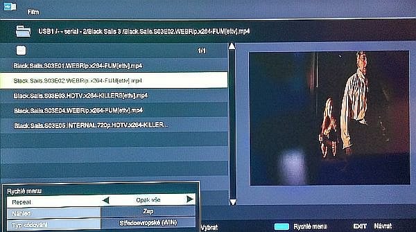 Souborový manager s textovým výpisem je výborně ovladatelný a dá se v něm i kolovat. Přes modré teletextové tlačítko vyvoláte typ kódování externích titulků. Ty se však spouští mimo souborový manager, a to tlačítkem na dálkovém ovladači.
