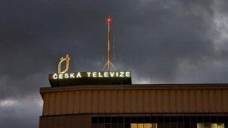 Mraky nad hlavní budovou České televize v Praze na Kavčích horách.