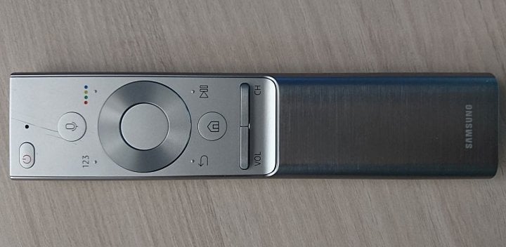 Nový kovový dálkový ovladač TM1790A představuje velice chytrou kombinaci infračerveného ovládání a Bluetooth. Není pohybový, nemá kurzor.