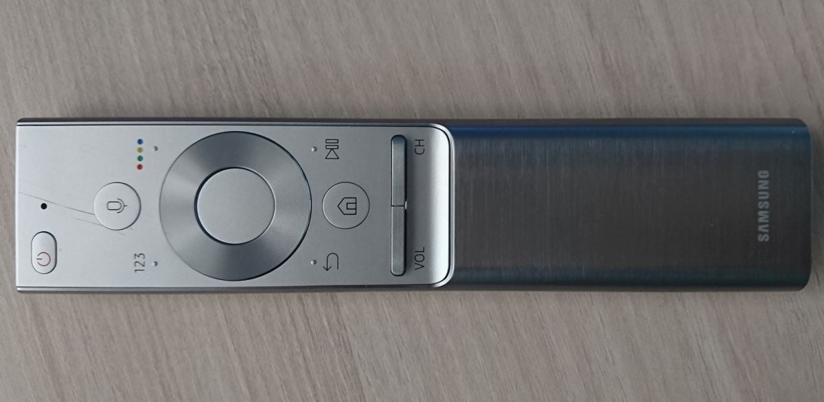 Nový kovový dálkový ovladač TM1790A představuje velice chytrou kombinaci infračerveného ovládání a Bluetooth. Není pohybový, nemá kurzor.