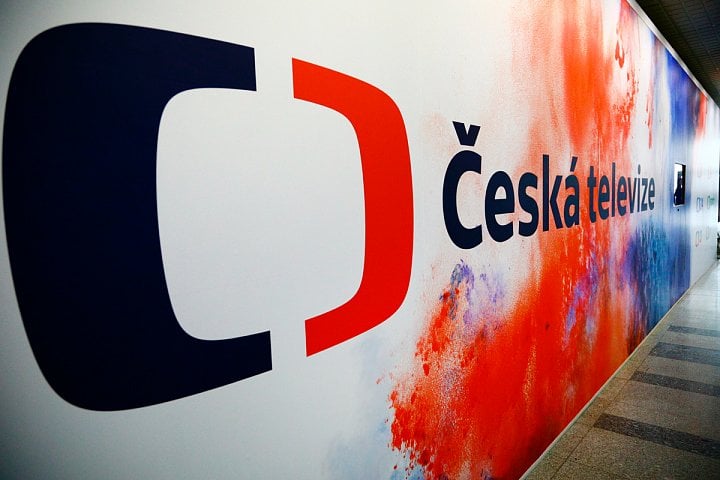 Vítejte v České televizi. Hlavní budova má deset pater a nad tím posledním ještě laminátový límec, ukrývající různé antény, satelity a pojítka. My se podíváme na několik míst, která souvisejí s ukládáním dat, vysíláním a zálohováním odvysílaných materiálů. Naši průvodci: vedoucí systémové podpory ČT René Pisinger a systémový administrátor Petr Kunčík.