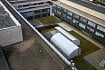 Pod těmito světlíky se skrývá jedno z datacenter ČT. Podívat se tam ale dnes nepůjdeme, prochází přestavbou.