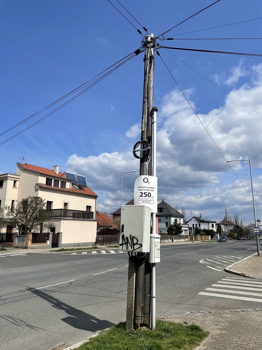 Optika po sloupech v Praze