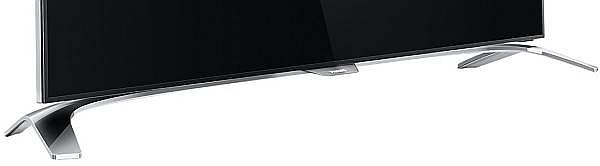 Výsledek složitější montáže podstavce stojí za to! Pokud vám vadí, že přesahuje rozměry obrazovky, ke koupi je i klasický podstavec s uchycením ve středu obrazovky.