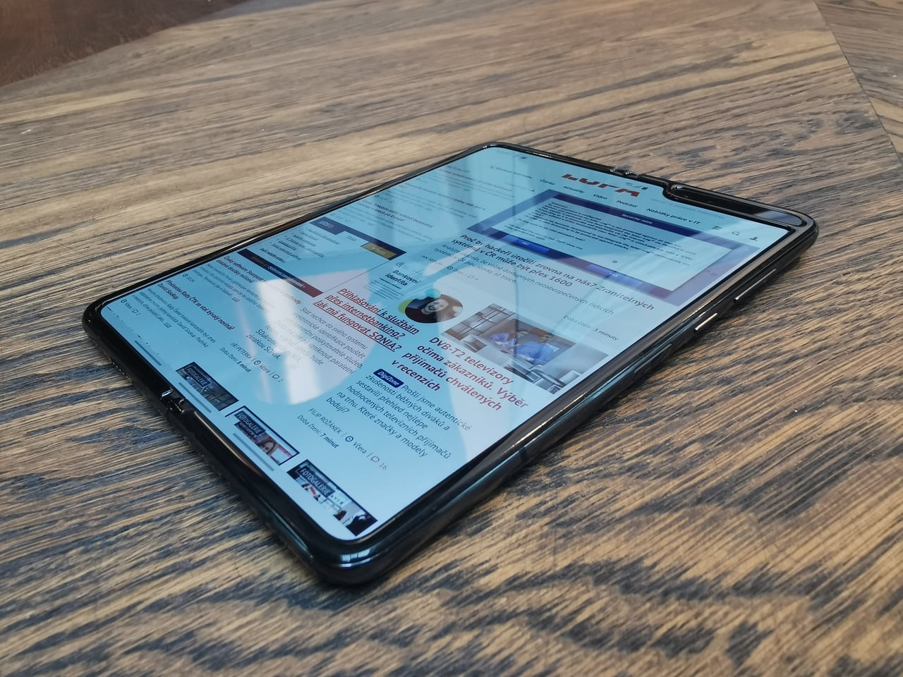 Samsung Galaxy Fold s ohebným displejem dorazil do Česka
