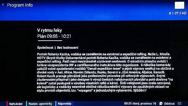 V základním náhledu vidíte programovou nabídku pro sedm stanic a pro konkrétní pořady pouze název a čas začátku a konce. Jakmile zmáčknete „i+“ objeví se v novém okně kompletní popisek. Mimochodem listování je v EPG uděláno zvláštně ale příjemně. Jakmile přejedete na osmou stanici, objeví se na kompletně nové obrazovce sedm dalších kanálů, takže nelistujete po jednom.