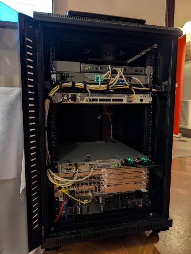 Ukázkový 5G core od Nokie: Juniper SRX300 (komunikace do Nokia 5G cloudu, vzdálená konfigurace, správa SIM karet, provádění aktualizací, monitoring, sběr diagnostických dat, podpora). Router Nokia 7250 iXR-e 14SFP+ 4T. Nokia AirScale Indoor Radio ASiR-sHUB (připojení pico rádií s relativně nízkým výkonem, třeba pro pokrytí jednoho patra). MXIE HPE DL110 server (běží na tom 5G core, registrace SIM karet, autorizace, autentifikace a tak dále. Je možné na něj dát další aplikace, dostatečný výkon). BBU Nokia AirScale subrack (mozek celé operace, baseband unit, připojují se tam jednotlivá rádia, má to i HDMI na přivedení signálu GPS, konfigurační soubor obsahující šířku pásma a další).