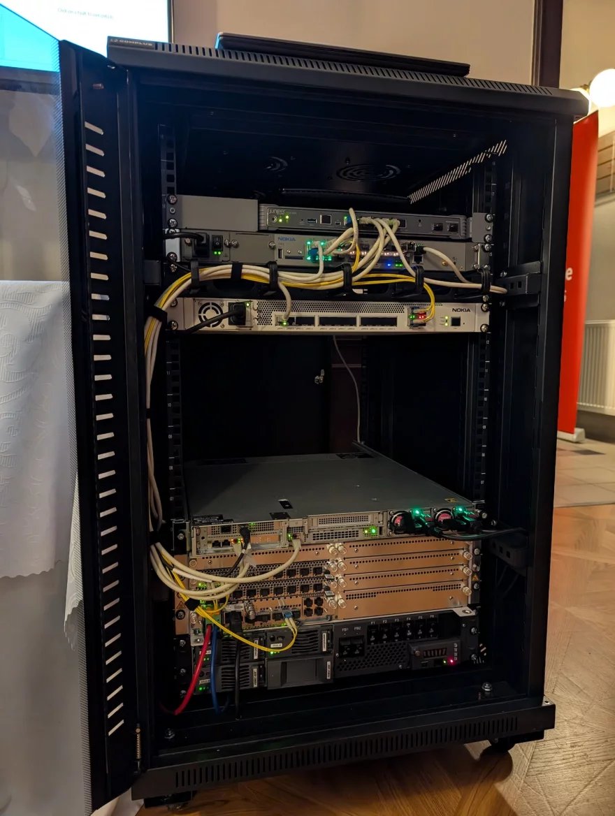 Ukázkový 5G core od Nokie: Juniper SRX300 (komunikace do Nokia 5G cloudu, vzdálená konfigurace, správa SIM karet, provádění aktualizací, monitoring, sběr diagnostických dat, podpora). Router Nokia 7250 iXR-e 14SFP+ 4T. Nokia AirScale Indoor Radio ASiR-sHUB (připojení pico rádií s relativně nízkým výkonem, třeba pro pokrytí jednoho patra). MXIE HPE DL110 server (běží na tom 5G core, registrace SIM karet, autorizace, autentifikace a tak dále. Je možné na něj dát další aplikace, dostatečný výkon). BBU Nokia AirScale subrack (mozek celé operace, baseband unit, připojují se tam jednotlivá rádia, má to i HDMI na přivedení signálu GPS, konfigurační soubor obsahující šířku pásma a další).