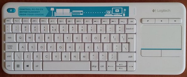 Zařízení společnosti Logitech povětšinou s televizory dřívějších platforem pracovala (toto je nejnovější K400 Plus). S novými linuxovými systémy mají problém, ale většinou chodí alespoň něco a snad vždy mi také pracovala dotyková destička. U Android TV se mi ale kurzor rozpohybovat nepodařilo, ať jsem dělal co jsem dělal. A to včetně připojení prastaré drátové myši Logitech, která mi pracovala se všemi ostatními linuxovými systémy! Tady ani ťuk! Google zjevně kurzor zakázal, protože nějaký chytrák přišel s tím, že je u TV k ničemu!