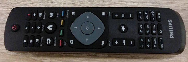 Malý černý dálkový ovladač je určen k řadě 4000, v bílém provedení, které vidíte na dalším snímku, pak k taktéž kompaktním, ale designovějším 5210 a 5619.