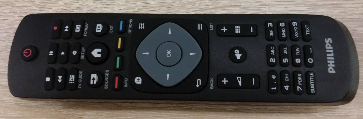 Malý černý dálkový ovladač je určen k řadě 4000, v bílém provedení, které vidíte na dalším snímku, pak k taktéž kompaktním, ale designovějším 5210 a 5619.