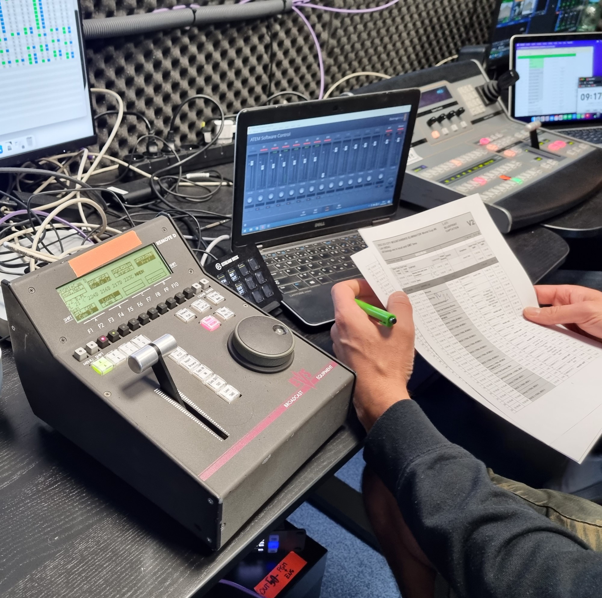 EVS operátor, který má na starosti opakované záběry, průběžné i závěrečné klipy apod.