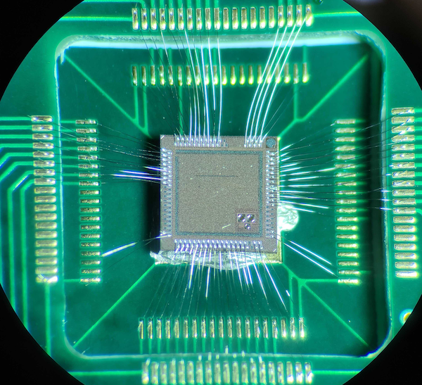Čip s kvantovými tečkami Bloomsburry od Quantum Motion