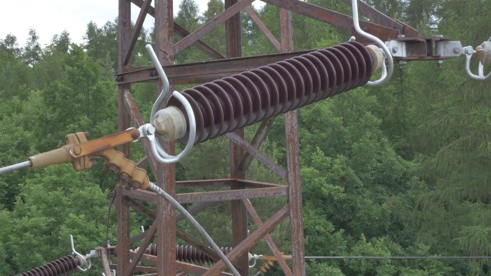 E.ON, UpVision a monitoring elektrických sítí pomocí dronů. Detail na vedení.