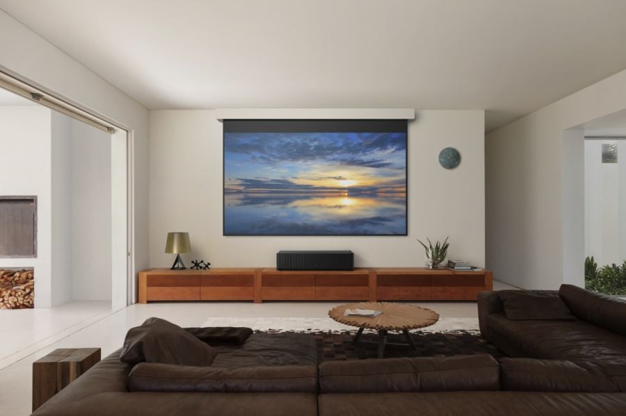 Projektor Sony VPL-VZ1000ES (4K) fungující už ze vzdálenosti 16 cm.