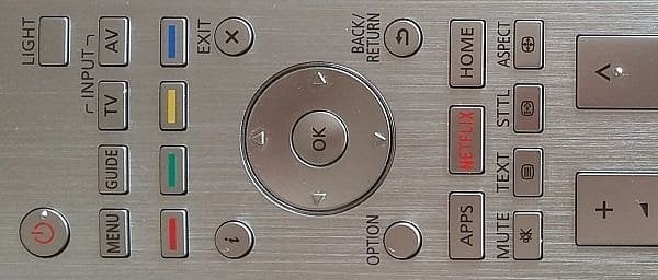Detail dálkového ovladače, který je stejný, jako u nejvyšší řady DX900. Celek je k vidění v galerii výše…