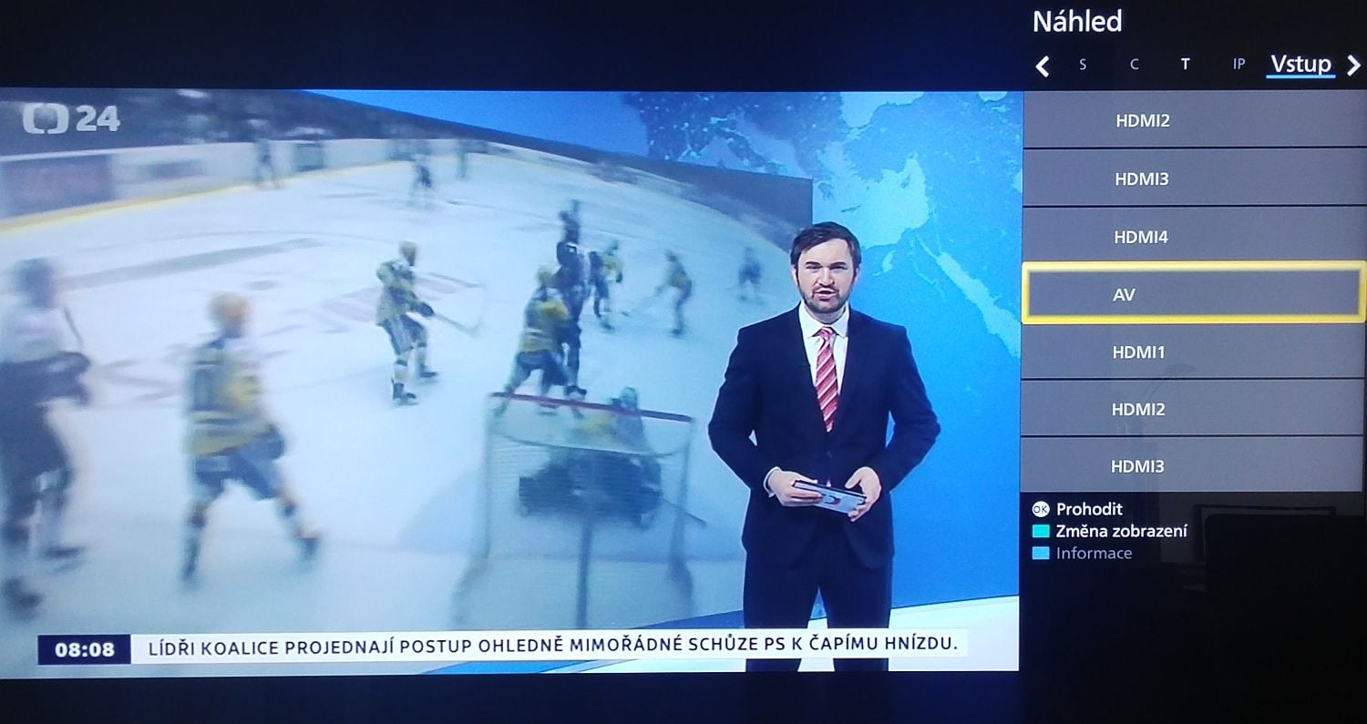 Mezi video vstupy nenajdete ani „Sdílení obrazovky“ z mobilu, ani video výstup například z Voyo.cz. Tohle bohužel nedělá snad nikdo.