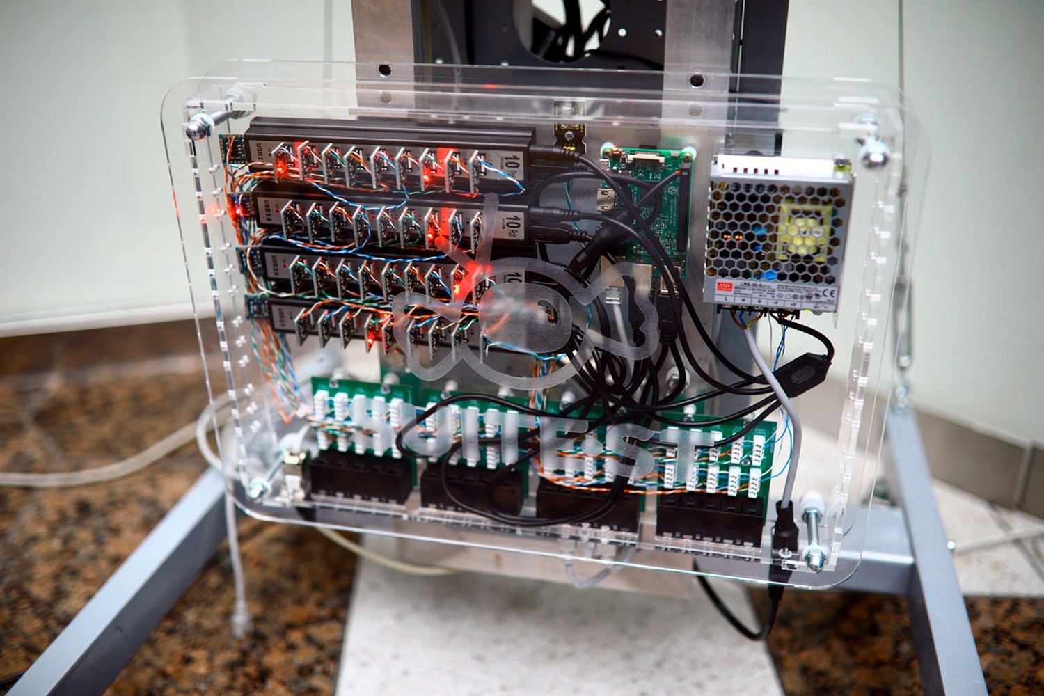 Suitest dovoluje napojit až 40 televizorů různých značek a testovat je najednou.