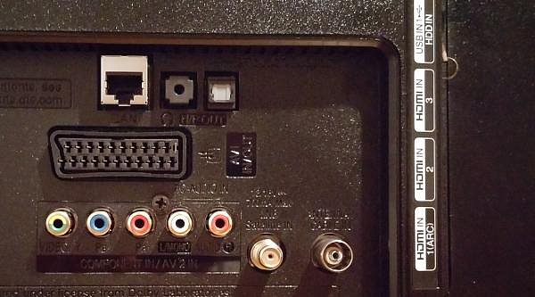 Uspořádání konektorů na zadní straně. Nad HDMI vpravo je ještě trojice USB 2.0 a mechanika PCMCIA (CI+).