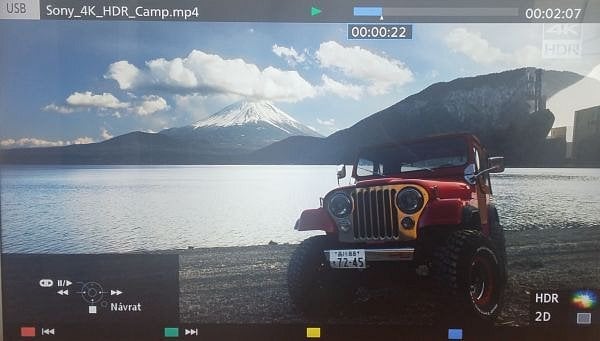Obsah s technologií HDR nyní skutečně fungoval (při testu DX900 ještě nikoli) a také se hlásil upozorněním v pravém dolním rohu. Dynamika v detailech byla skutečně znát, někdy dojem bohužel kazila lesklá obrazovka, ale u mě je problém s příliš rozměrným oknem a tudíž světlem jdoucím z boku.