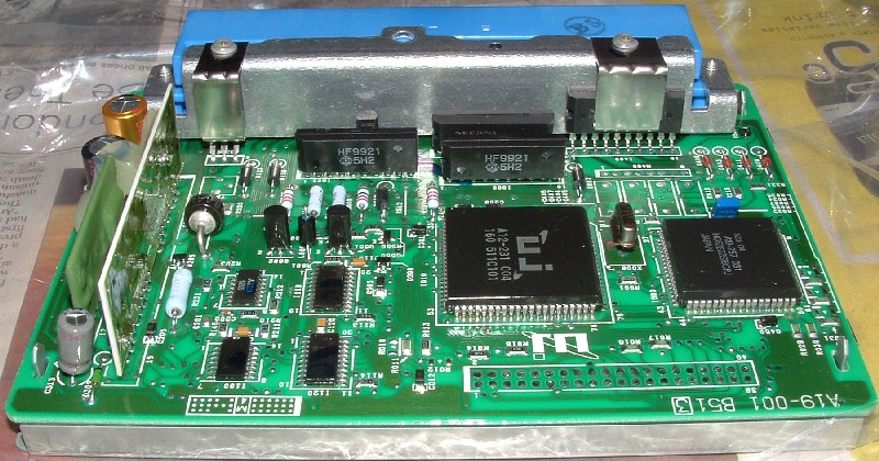 Modernější verze ECU JECS z konce 90. let – využívá na zakázku vyráběné integrované mikrokontroléry.