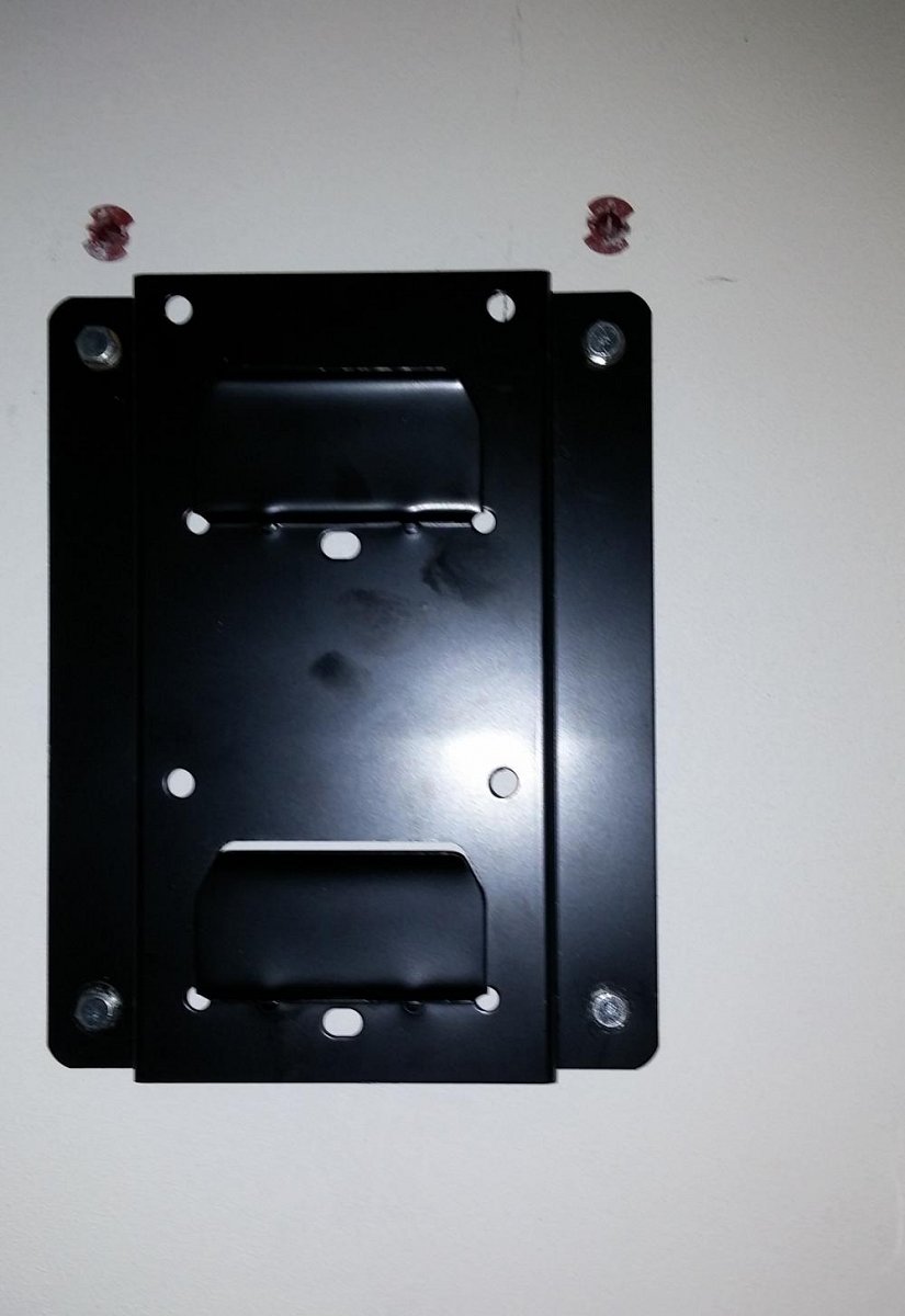 Menred CVS-1800BP – držák na zeď. Jak vidíte, jednotka se na něj jen zasadí. Šrouby kterými je přidělán jsou dostatečně bytelné, jednotka váží 13 kg.