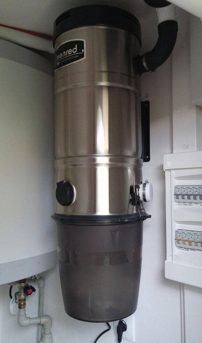 Menred CVS-1800BP je namontován. Dole vidíte napojení na běžných 230 V. Zásuvku pochopitelně můžete umístit kamkoli.