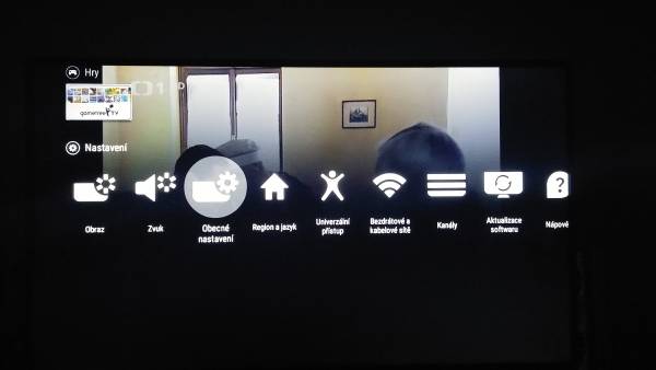 Menu nastavení je na první úrovni grafické (vstup přes tlačítko Home), nebo textové (vstup přes tlačítko s ikonou ozubeného kolečka) stejně, jako na dalších úrovních. V prvním případě se ovšem neukazovalo kompletní a chyběl zejména vstup do systémových nastavení Android TV.