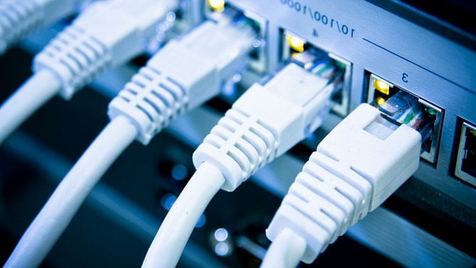 Síťové kabely - připojení - switch - router