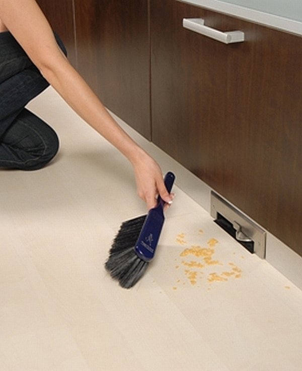 Kuchyňská štěrbinová zásuvka je šikovným pomocníkem, který si rozhodně nezapomeňte při koupi centrálního vysavače pořídit (Newag).